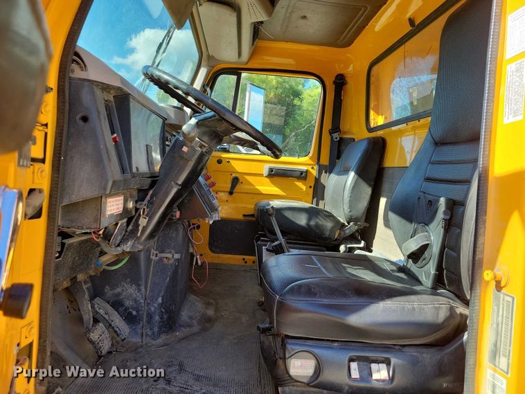 image for item DX7425 1996 International 4900 dump truck