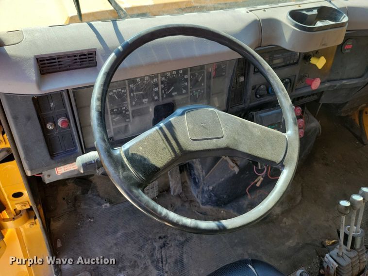 image for item DX7425 1996 International 4900 dump truck