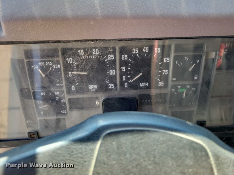 image for item DX7425 1996 International 4900 dump truck