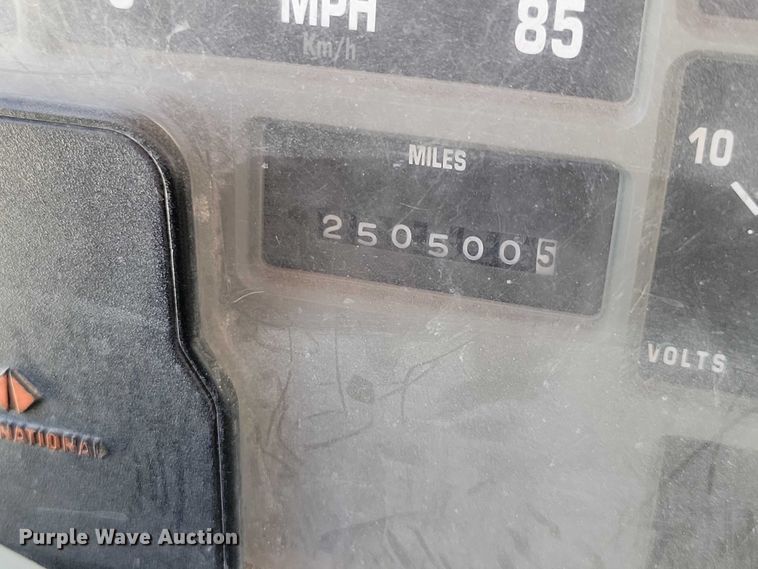 image for item DX7425 1996 International 4900 dump truck