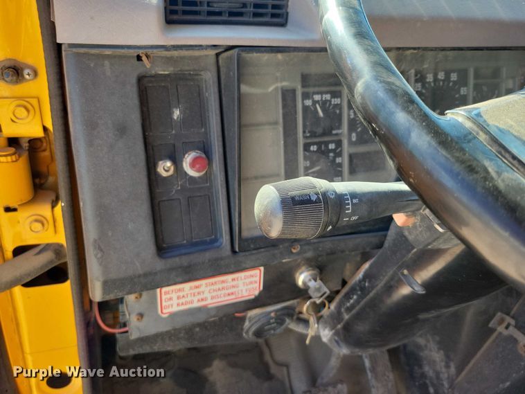 image for item DX7425 1996 International 4900 dump truck