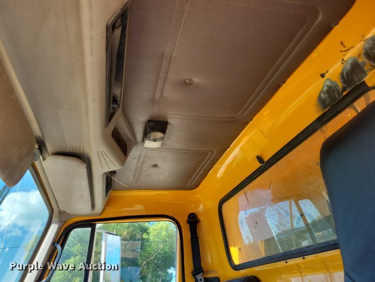 image for item DX7425 1996 International 4900 dump truck