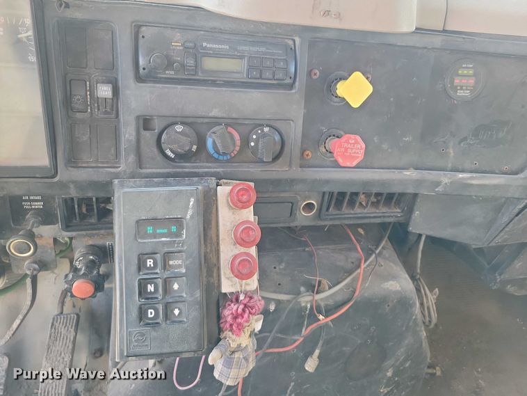 image for item DX7425 1996 International 4900 dump truck