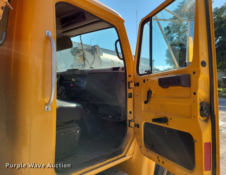 image for item DX7425 1996 International 4900 dump truck