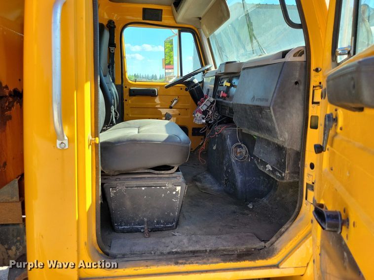 image for item DX7425 1996 International 4900 dump truck