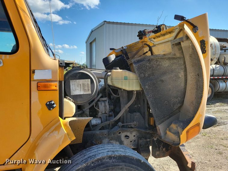 image for item DX7425 1996 International 4900 dump truck