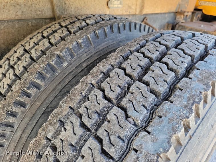 image for item DX7425 1996 International 4900 dump truck