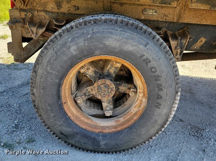 image for item DX7425 1996 International 4900 dump truck