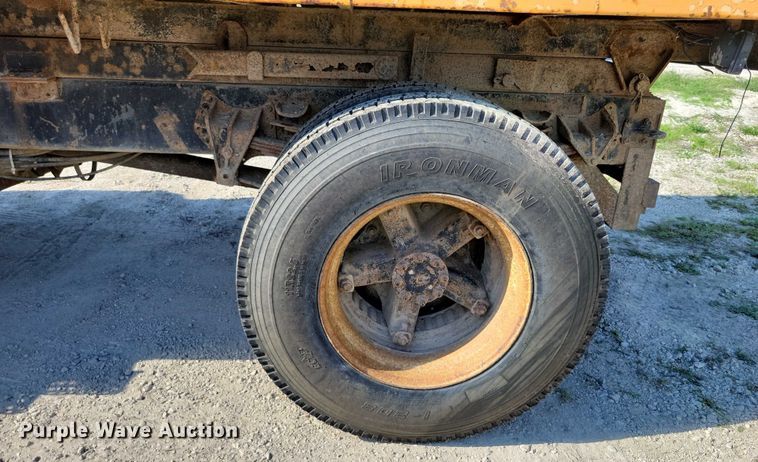 image for item DX7425 1996 International 4900 dump truck