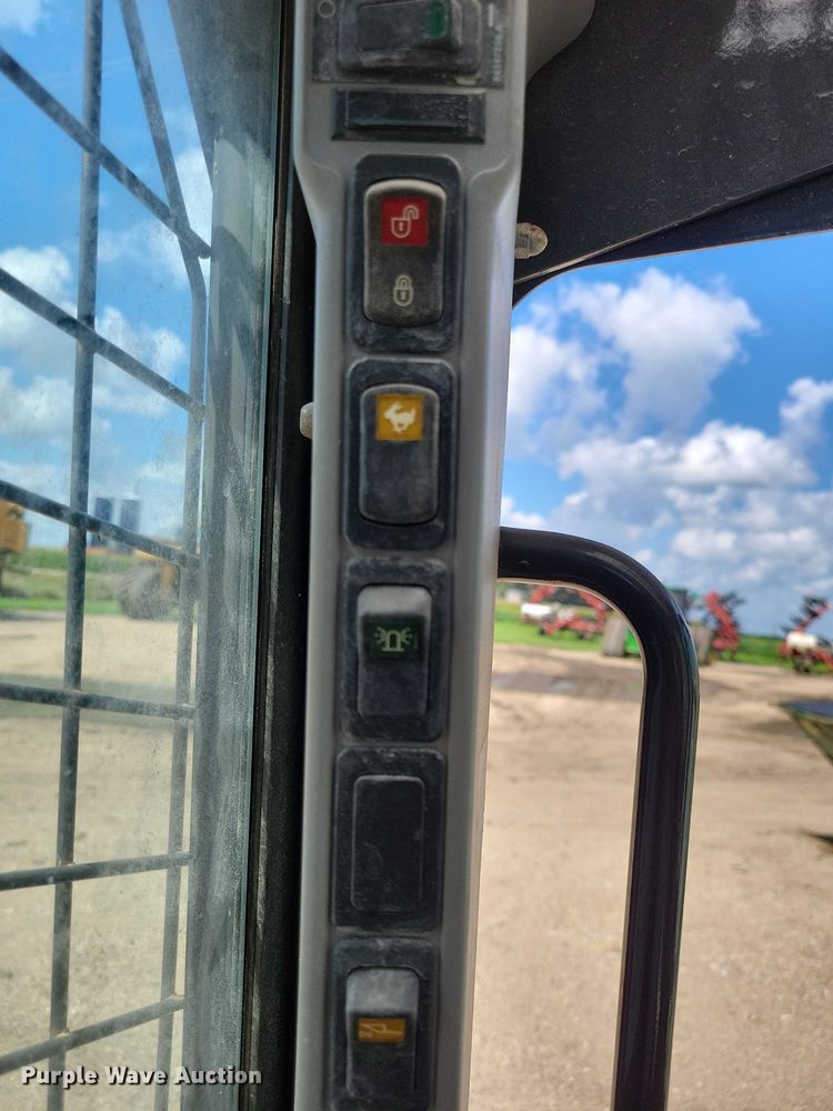 image for item DX7449 2019 Case SV280 skid steer loader