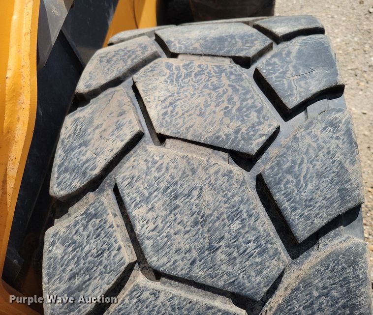 image for item DX7449 2019 Case SV280 skid steer loader