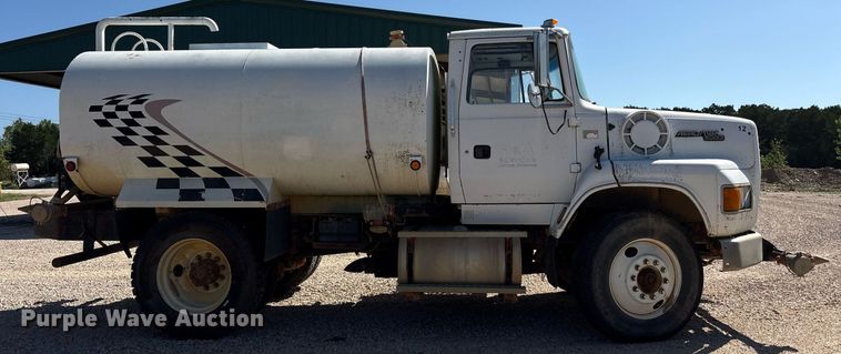 image for item DY0853 1994 Ford LA9000 water truck