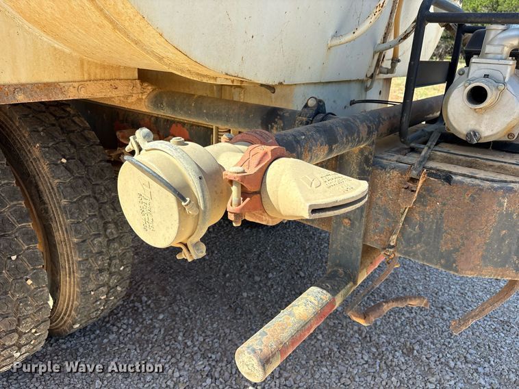 image for item DY0853 1994 Ford LA9000 water truck