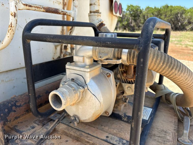 image for item DY0853 1994 Ford LA9000 water truck