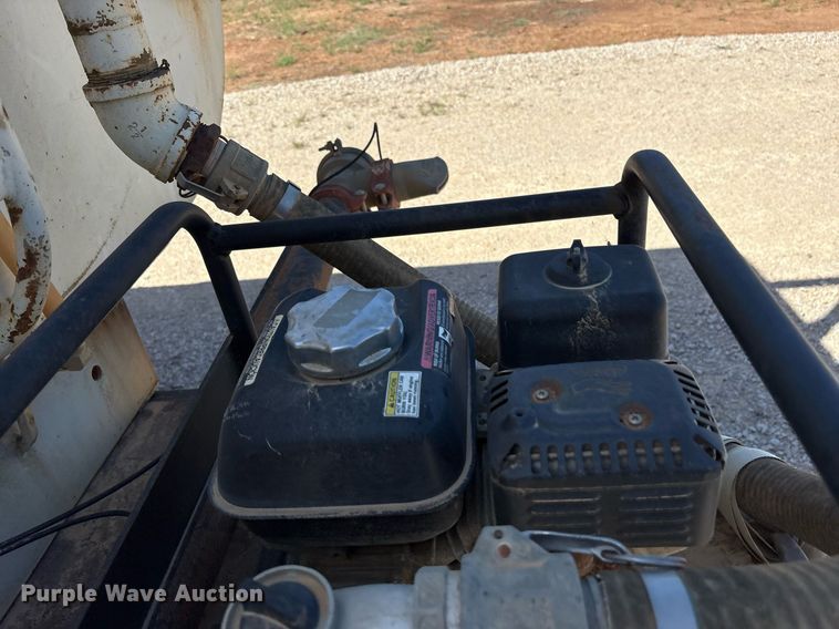 image for item DY0853 1994 Ford LA9000 water truck