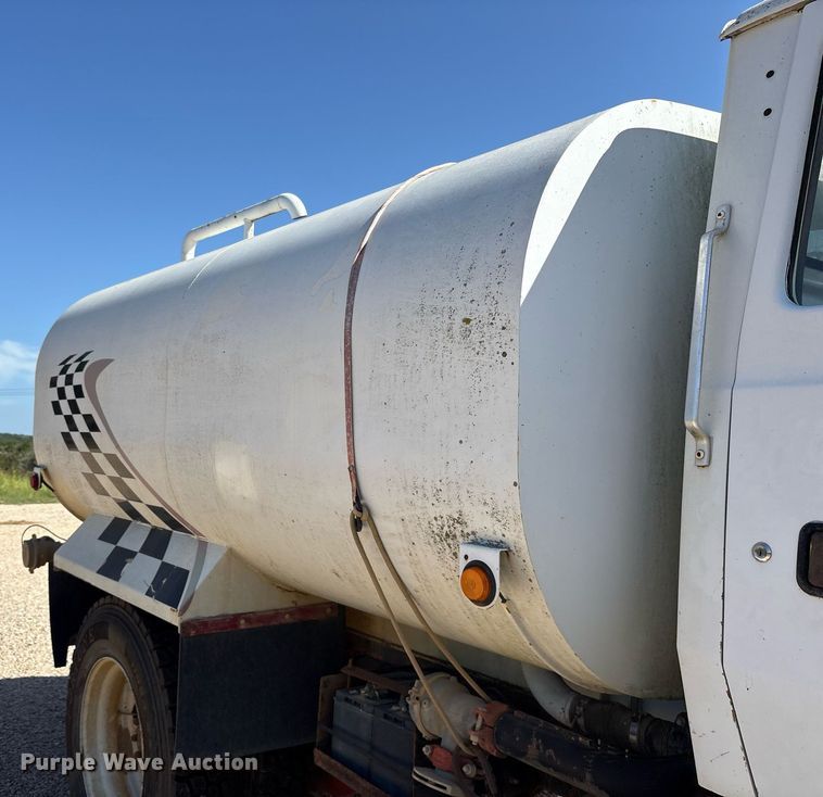 image for item DY0853 1994 Ford LA9000 water truck