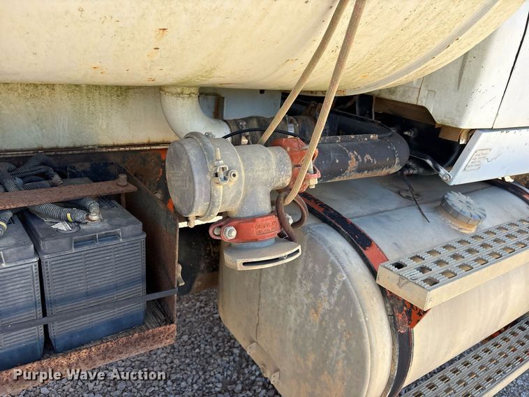 image for item DY0853 1994 Ford LA9000 water truck