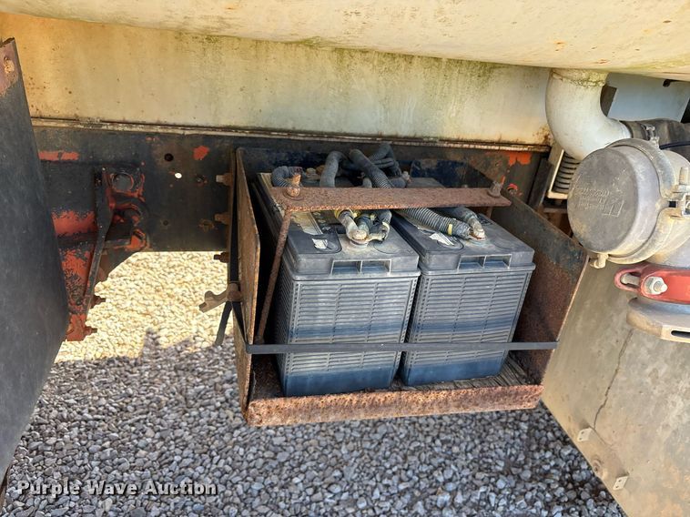 image for item DY0853 1994 Ford LA9000 water truck