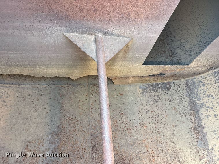 image for item DY0853 1994 Ford LA9000 water truck