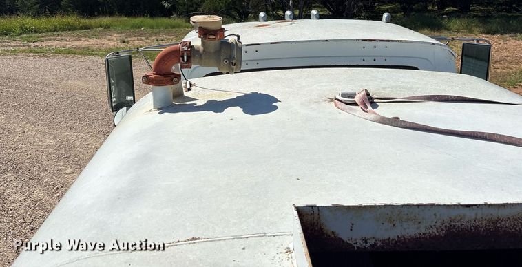 image for item DY0853 1994 Ford LA9000 water truck