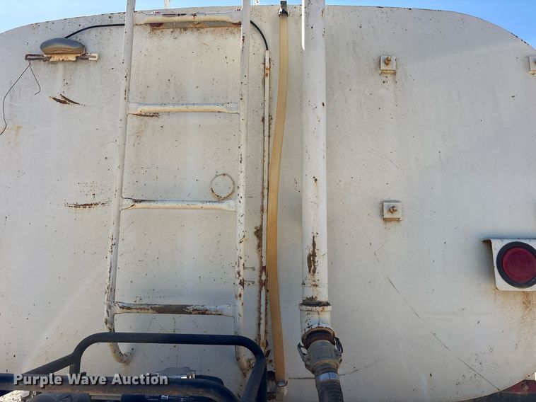 image for item DY0853 1994 Ford LA9000 water truck