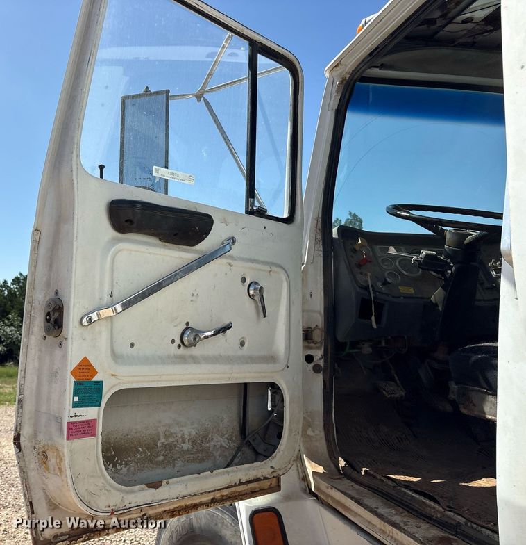 image for item DY0853 1994 Ford LA9000 water truck