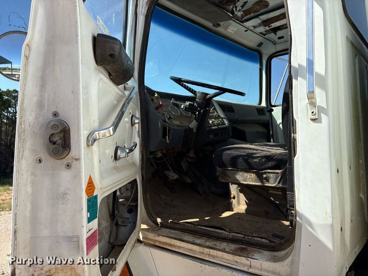 image for item DY0853 1994 Ford LA9000 water truck