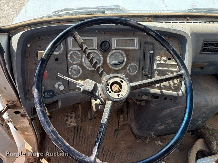 image for item DY0853 1994 Ford LA9000 water truck