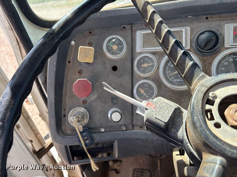 image for item DY0853 1994 Ford LA9000 water truck