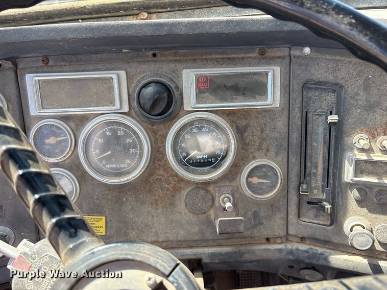 image for item DY0853 1994 Ford LA9000 water truck