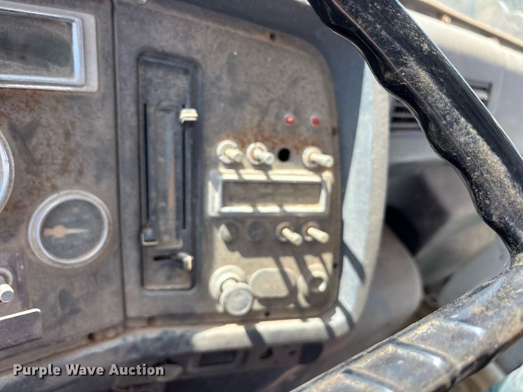 image for item DY0853 1994 Ford LA9000 water truck