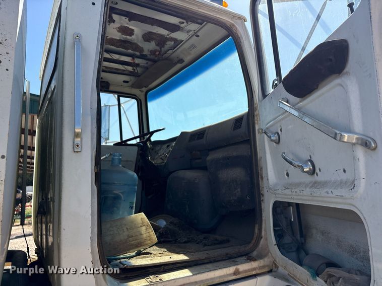 image for item DY0853 1994 Ford LA9000 water truck