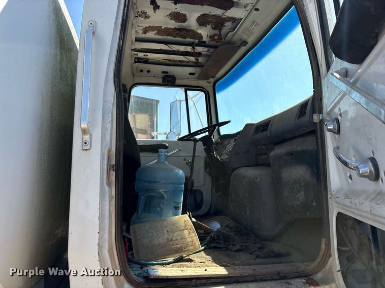 image for item DY0853 1994 Ford LA9000 water truck