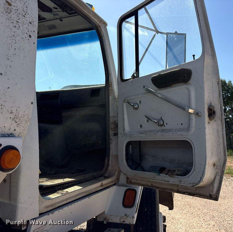 image for item DY0853 1994 Ford LA9000 water truck