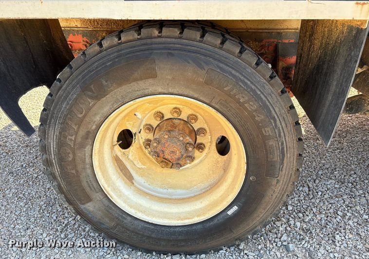 image for item DY0853 1994 Ford LA9000 water truck