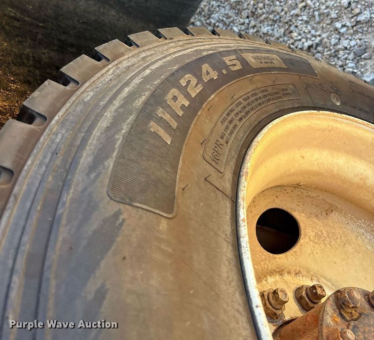 image for item DY0853 1994 Ford LA9000 water truck