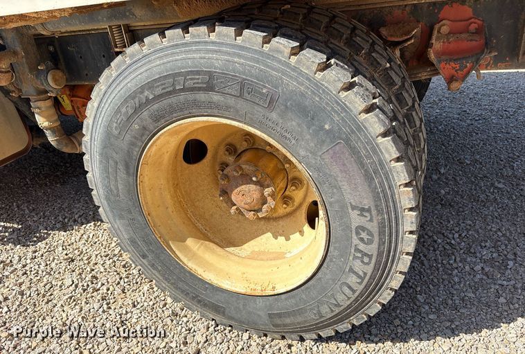 image for item DY0853 1994 Ford LA9000 water truck