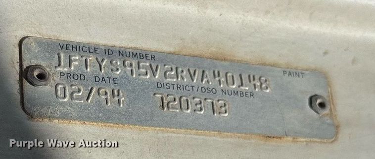 image for item DY0853 1994 Ford LA9000 water truck