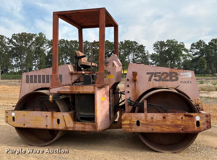 image for item DY0945 1990 Case 752B double drum vibratory roller