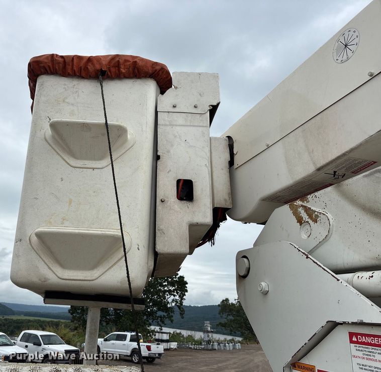 image for item DY0952 2018 International 7500 Bucket truck