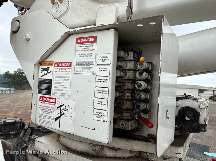 image for item DY0952 2018 International 7500 Bucket truck