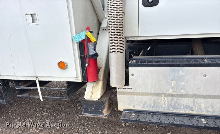 image for item DY0952 2018 International 7500 Bucket truck