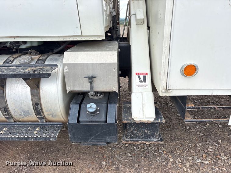 image for item DY0952 2018 International 7500 Bucket truck