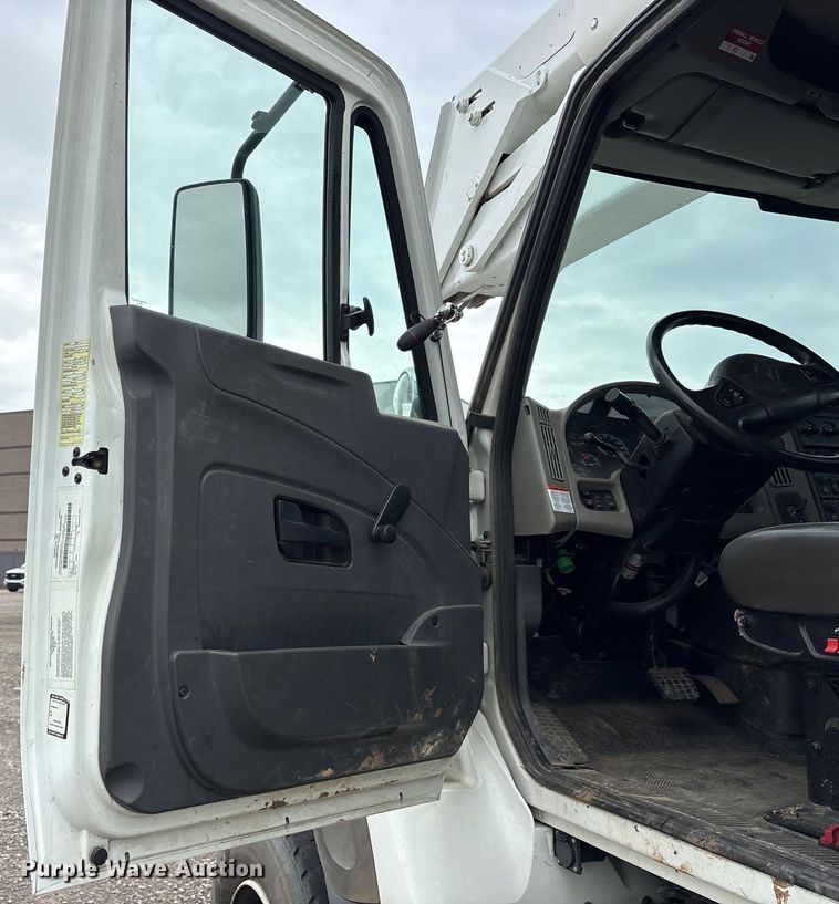 image for item DY0952 2018 International 7500 Bucket truck