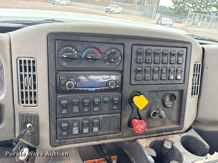 image for item DY0952 2018 International 7500 Bucket truck