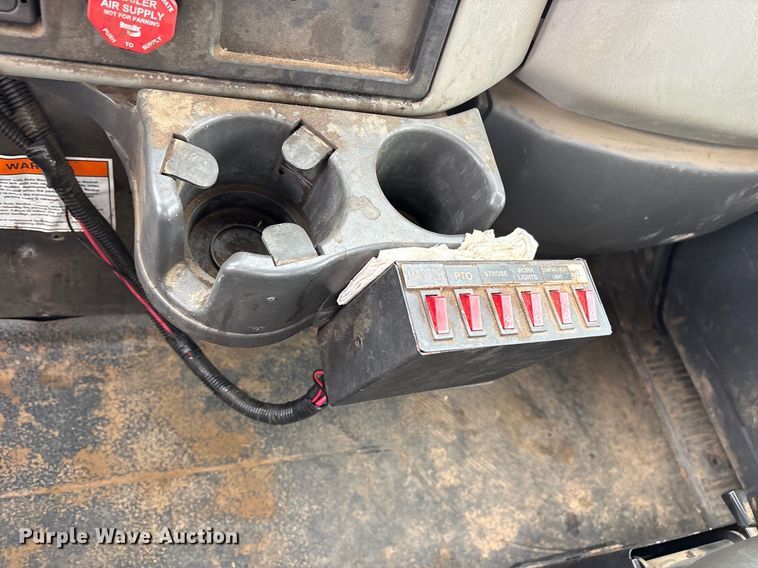 image for item DY0952 2018 International 7500 Bucket truck