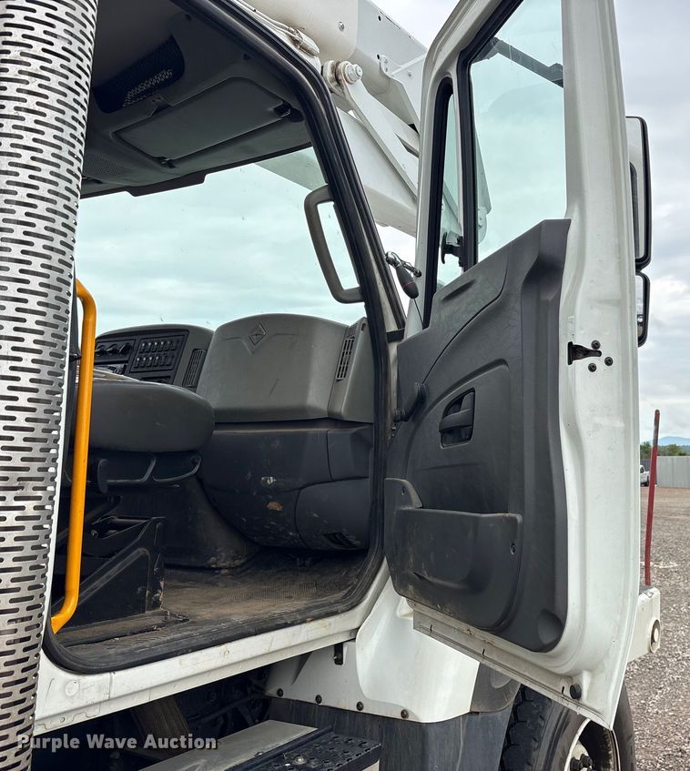 image for item DY0952 2018 International 7500 Bucket truck