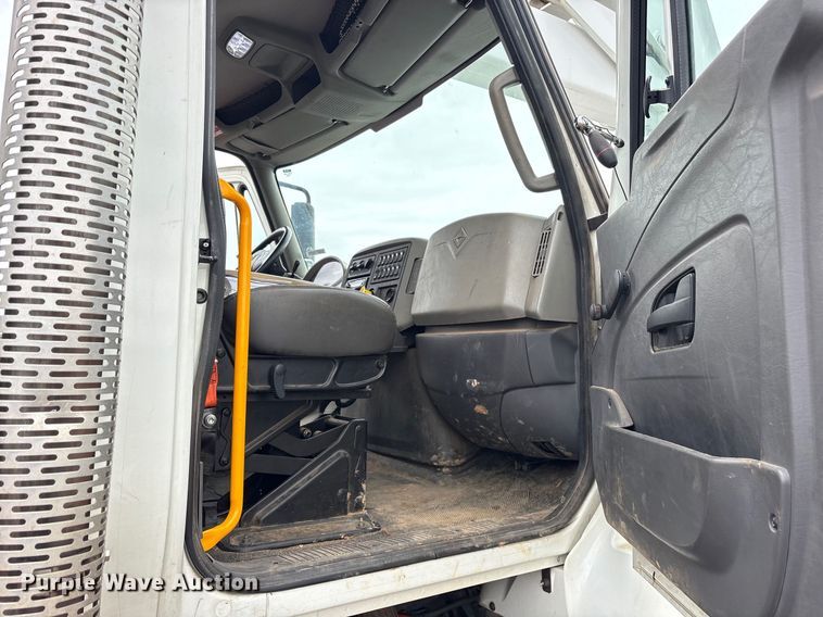 image for item DY0952 2018 International 7500 Bucket truck