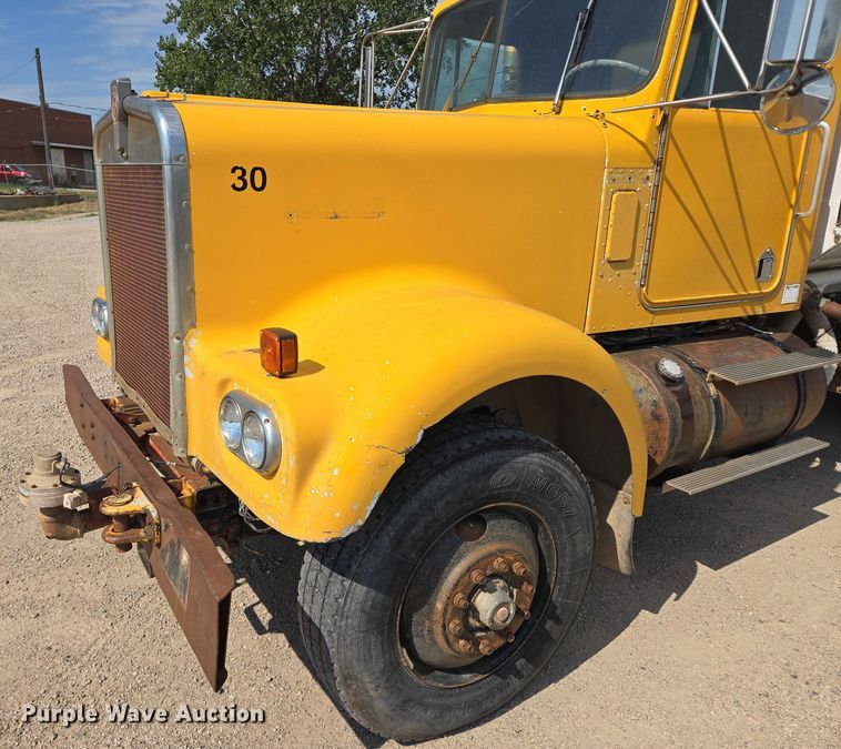 image for item DY1116 1978 Kenworth W900 water truck