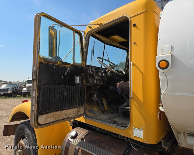 image for item DY1116 1978 Kenworth W900 water truck